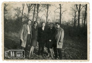 1963. W parku w Radwanicach, od lewej: Jerzy Babiarz, Krystyna Kusiak, Aleksander Kałużka, Stefania Mirowska, Hieronim Kupaj